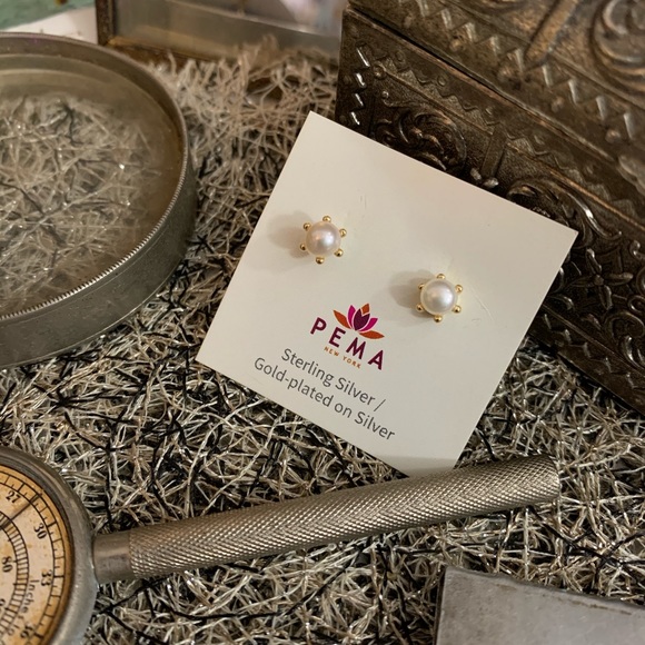 Pema pearl gold-plate stud earrings - Picture 4 of 6